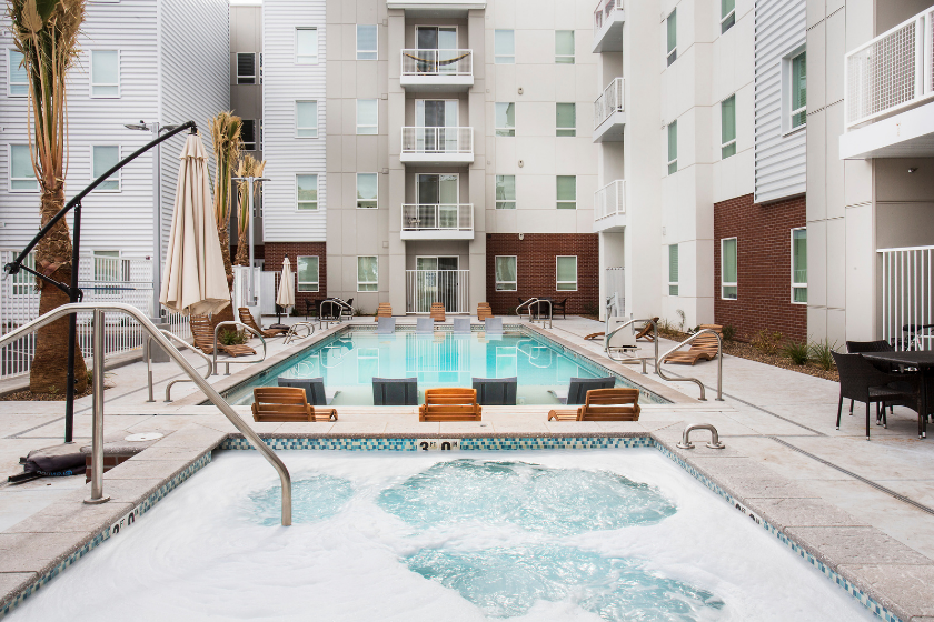 Resort style pool and hot tub in the courtyard at 605 Place student housing in St. George.