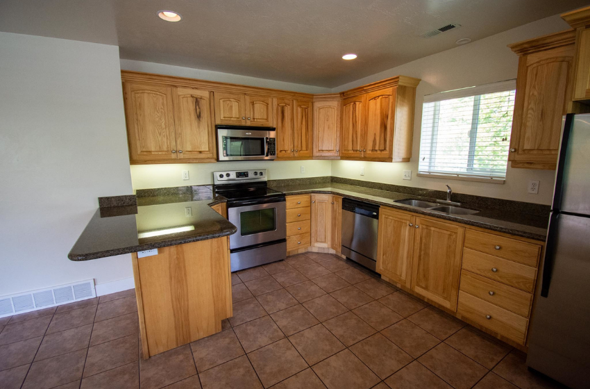 Full range kitchen in an apartment at Hallady Living in Orem and Provo.