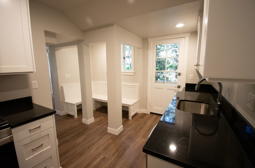 Kitchen and open concept mudroom in a apartment by Hallady Living in Orem and Provo.